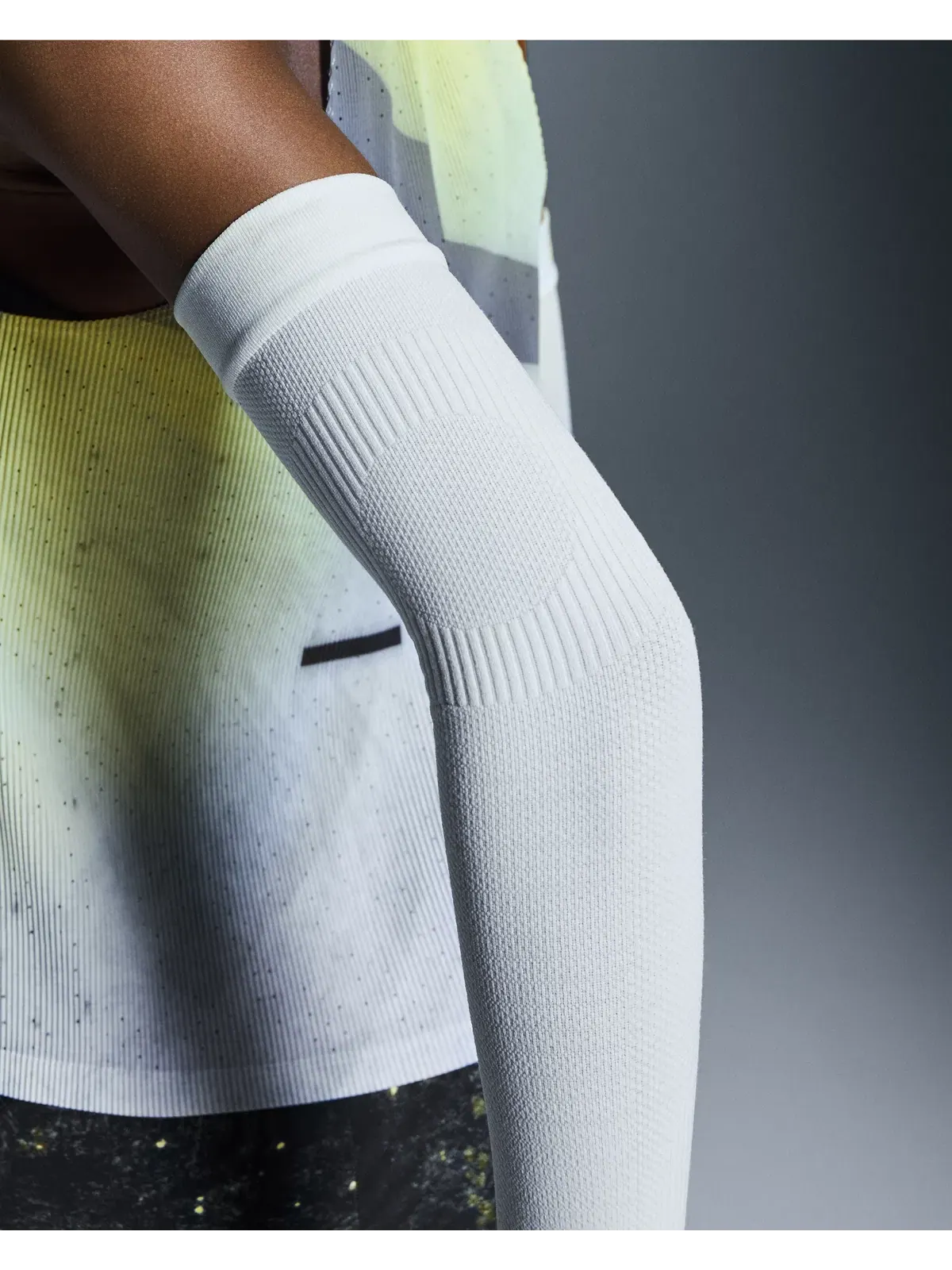 Аксессуар для бега нарукавники Performance Arm Sleeves On — изображение 5 из 6, белый