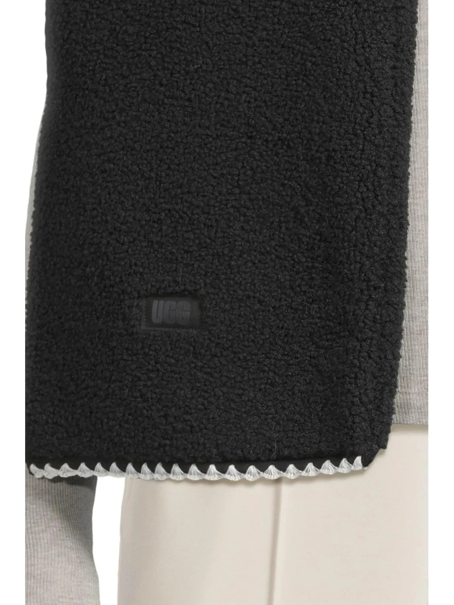 Шарф UGG Women's Uggfluff Scalloped Scarf — изображение 3 из 3, черный
