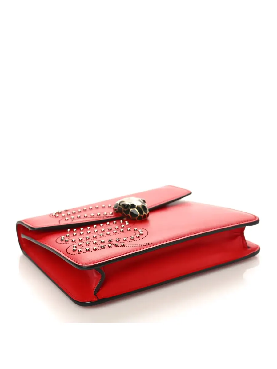 Сумка через плечо Bvlgari Serpenti Forever Studded Flap Bag — изображение 2 из 3, красный