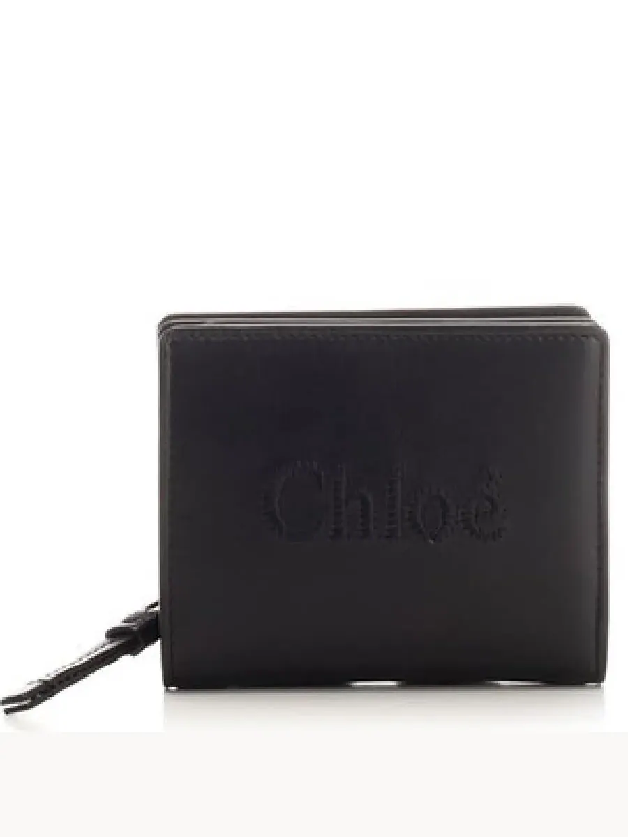 Компактный кошелек Chloé Sense из мягкой кожи с вышитым логотипом — изображение 1 из 3, черный