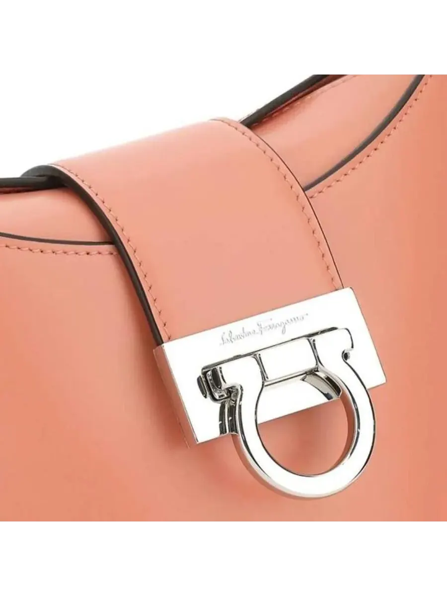 Сумка через плечо Ferragamo Trifolio с гравировкой логотипа — изображение 4 из 4, коралловый