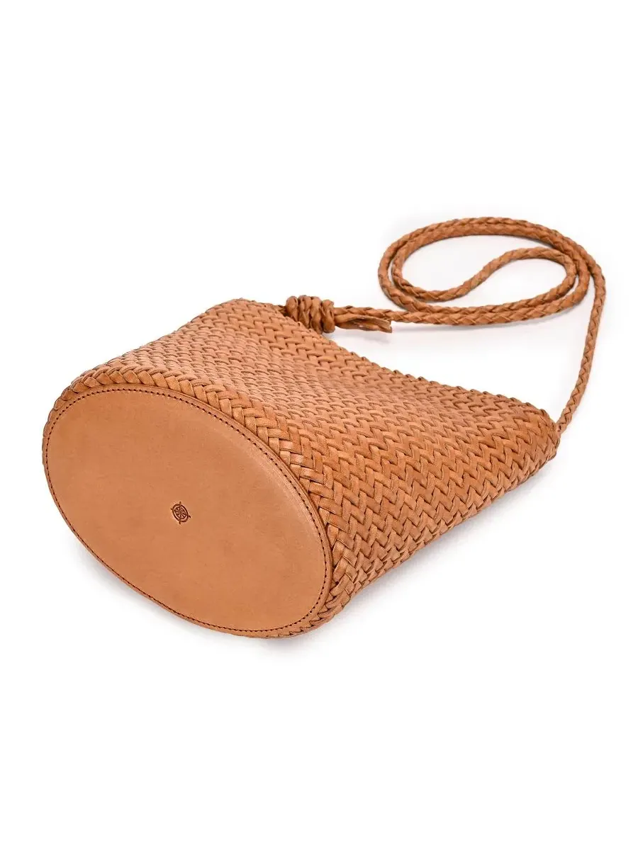 Мини-сумка кроссбоди из плетеной кожи Reed Mini Woven Bucket Crossbody Bag OLD TREND — изображение 5 из 7, бежевый бежевый