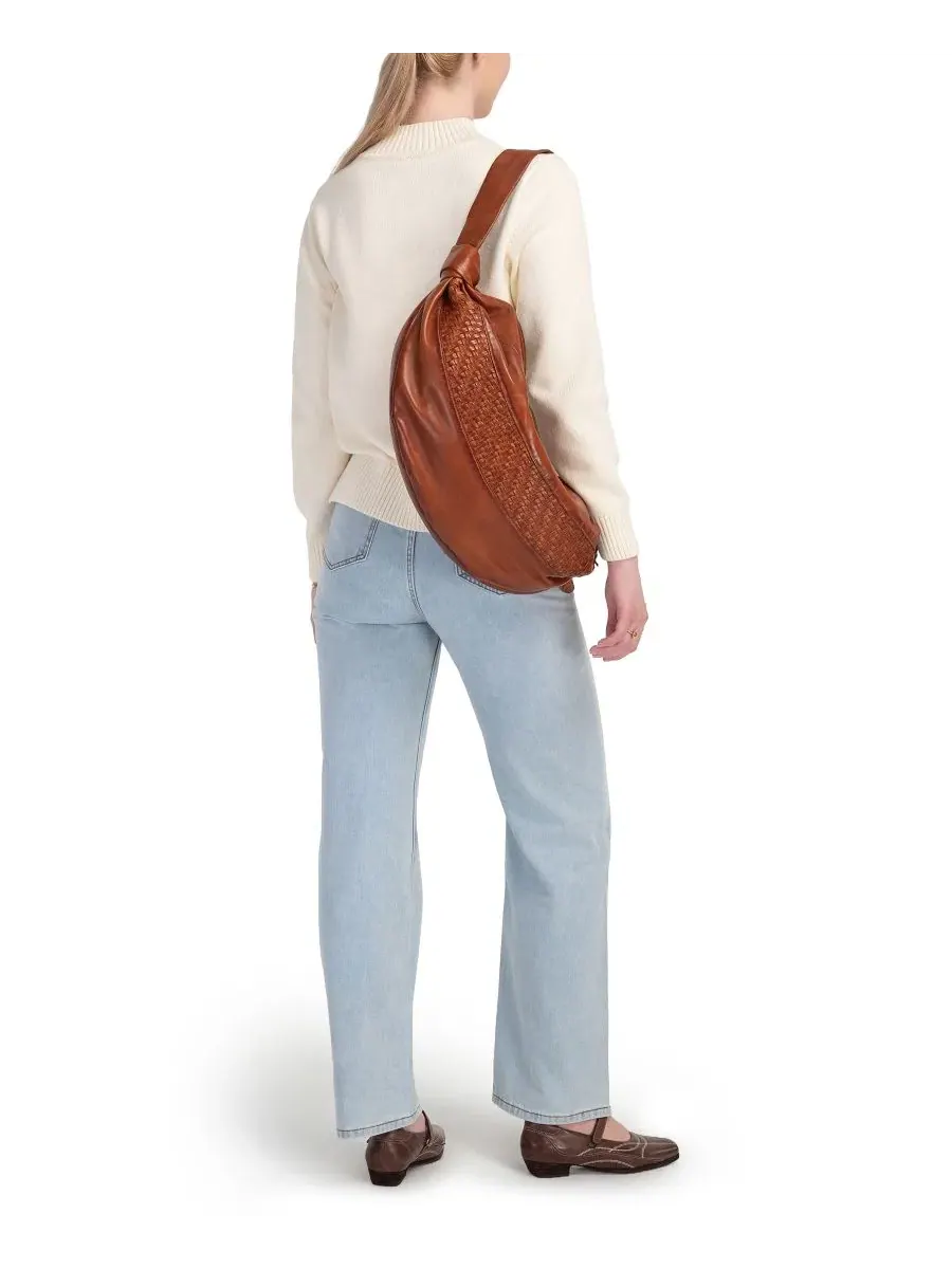Сумка-слинг из кожи ручной работы Extra-Large Lily OLD TREND — изображение 7 из 8, коньячный коричневый