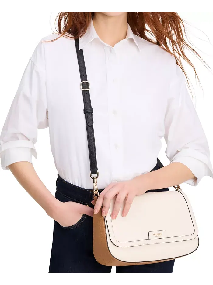 Сумка через плечо Hudson Small из шагреневой кожи с клапаном Kate Spade New York — изображение 6 из 7