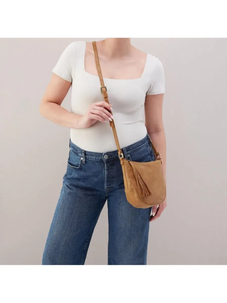 Женская сумка через плечо Lexi Crossbody HOBO — изображение 3 из 4, цвет виски