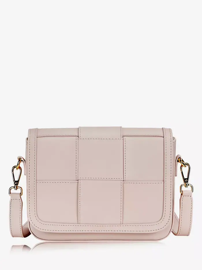 Мини-сумка через плечо Lily из плетеной кожи GiGi New York — изображение 5 из 6, нудовый