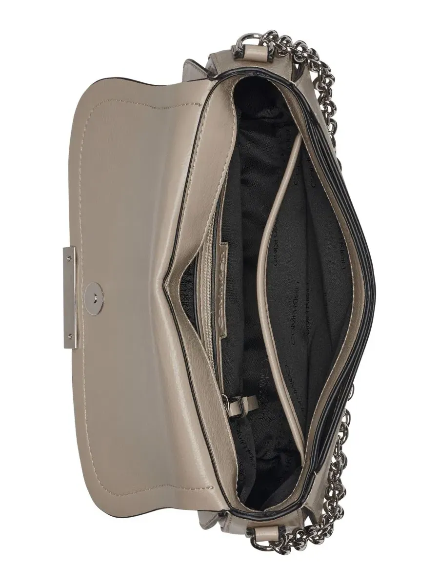 Сумка через плечо Azalea Small Crossbody Calvin Klein — изображение 6 из 10, дюна