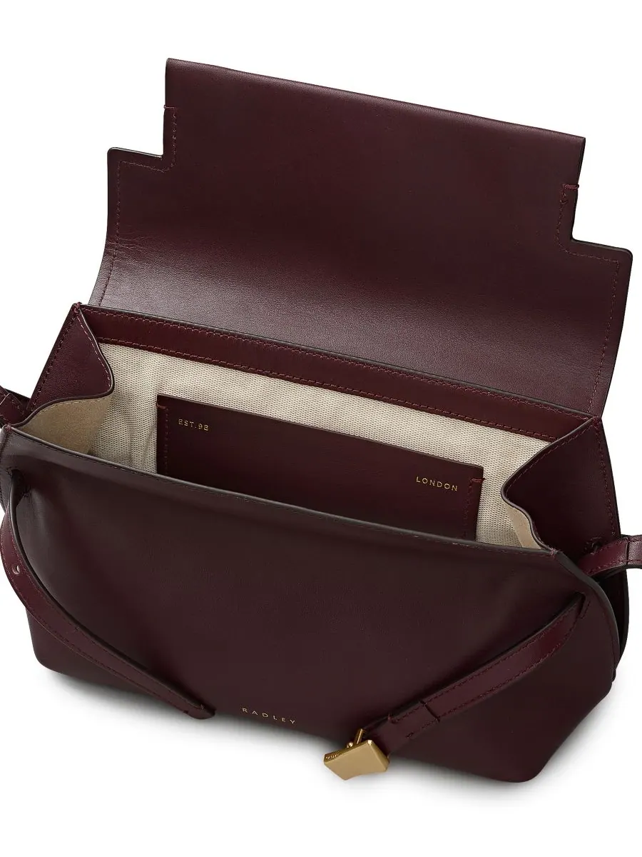 Маленькая сумка через плечо Christina с откидной крышкой Radley London — изображение 4 из 5, вишня