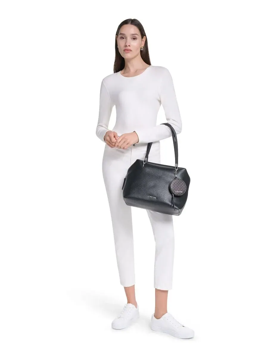Сумка-кроссбоди Calvin Klein Waverly Zip-Top Extra-Large — изображение 2 из 8, черный/серебристый