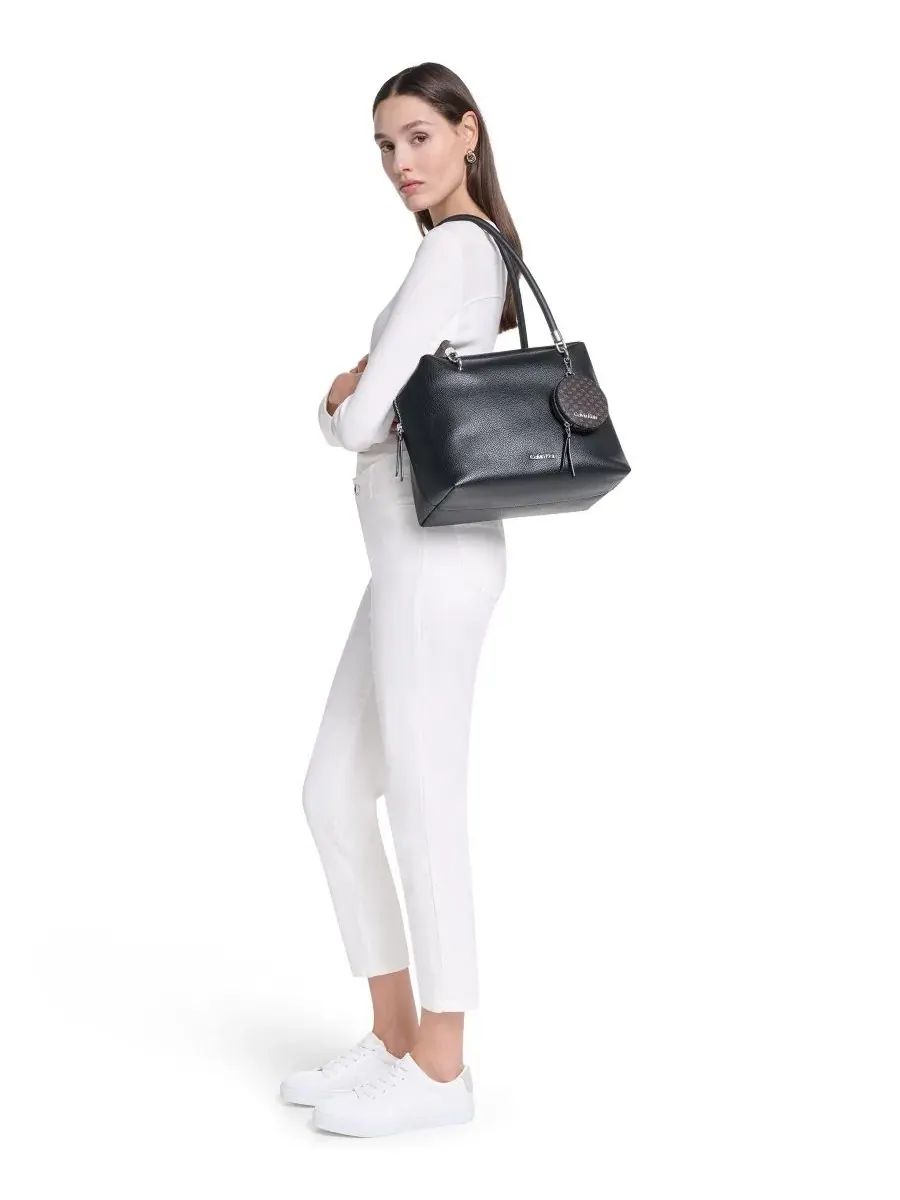 Сумка-кроссбоди Calvin Klein Waverly Zip-Top Extra-Large — изображение 7 из 8, черный/серебристый
