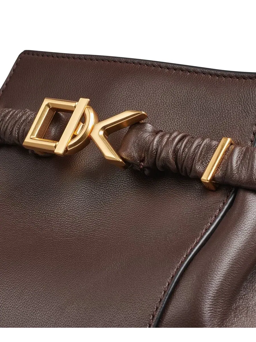 Сумка-кроссбоди с магнитной застежкой Donna Karan New York — изображение 5 из 7, умбра