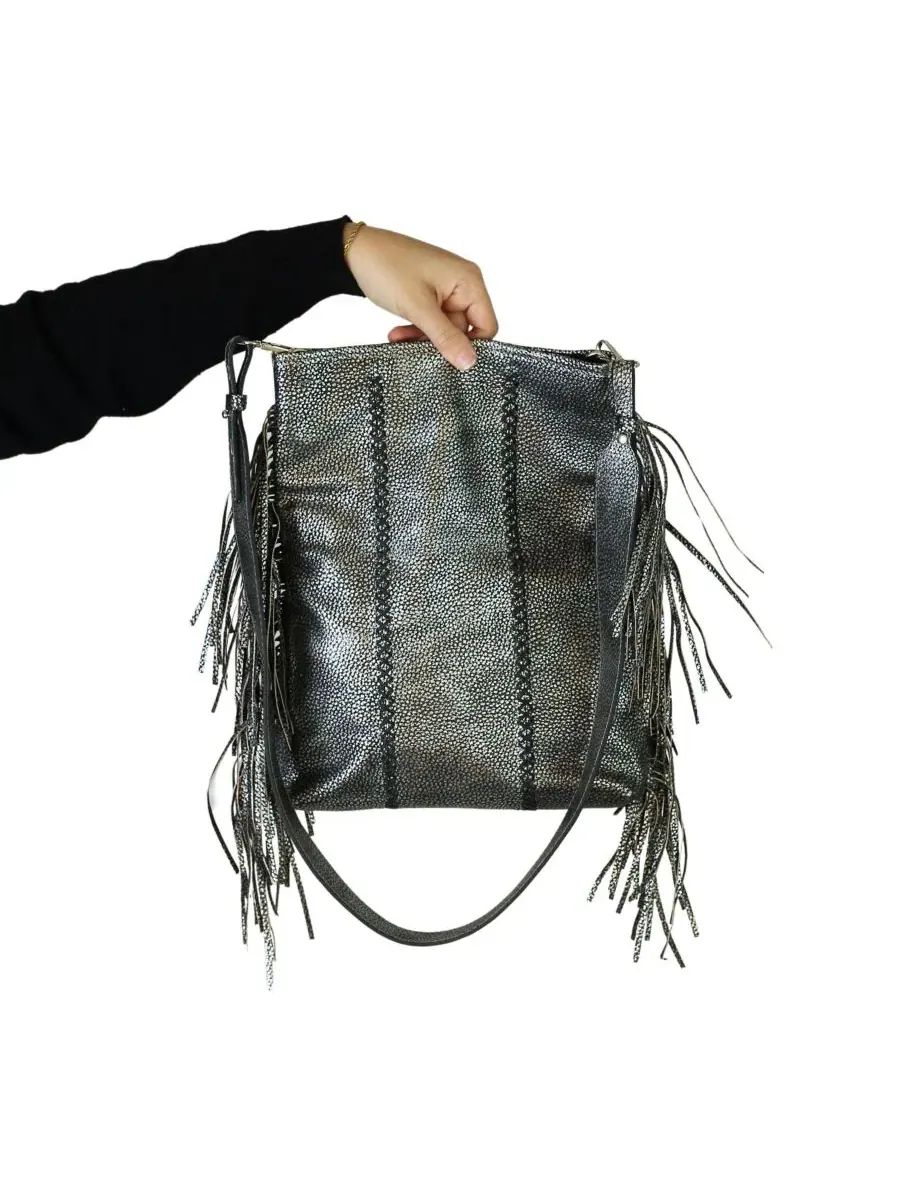 Сумка-мессенджер из кожи с бахромой, Medium Fringe Leather Crossbody Messenger Carlos Falchi, Roman — изображение 4 из 11