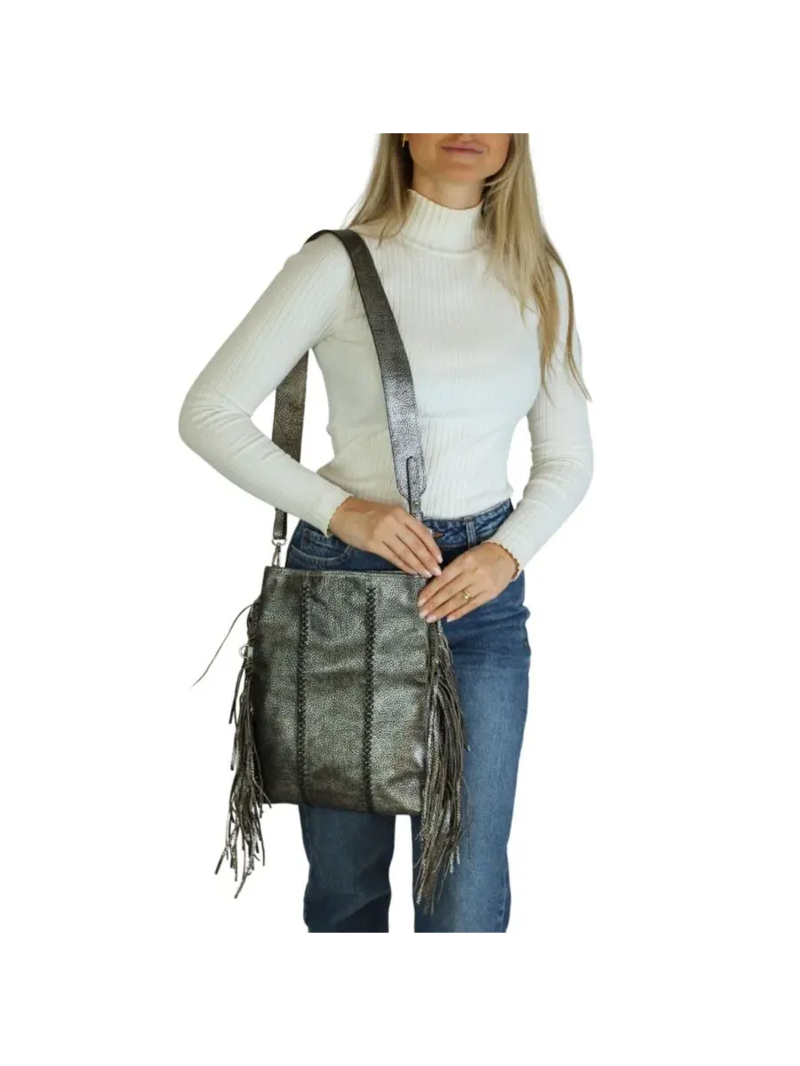 Сумка-мессенджер из кожи с бахромой, Medium Fringe Leather Crossbody Messenger Carlos Falchi, Roman — изображение 7 из 11