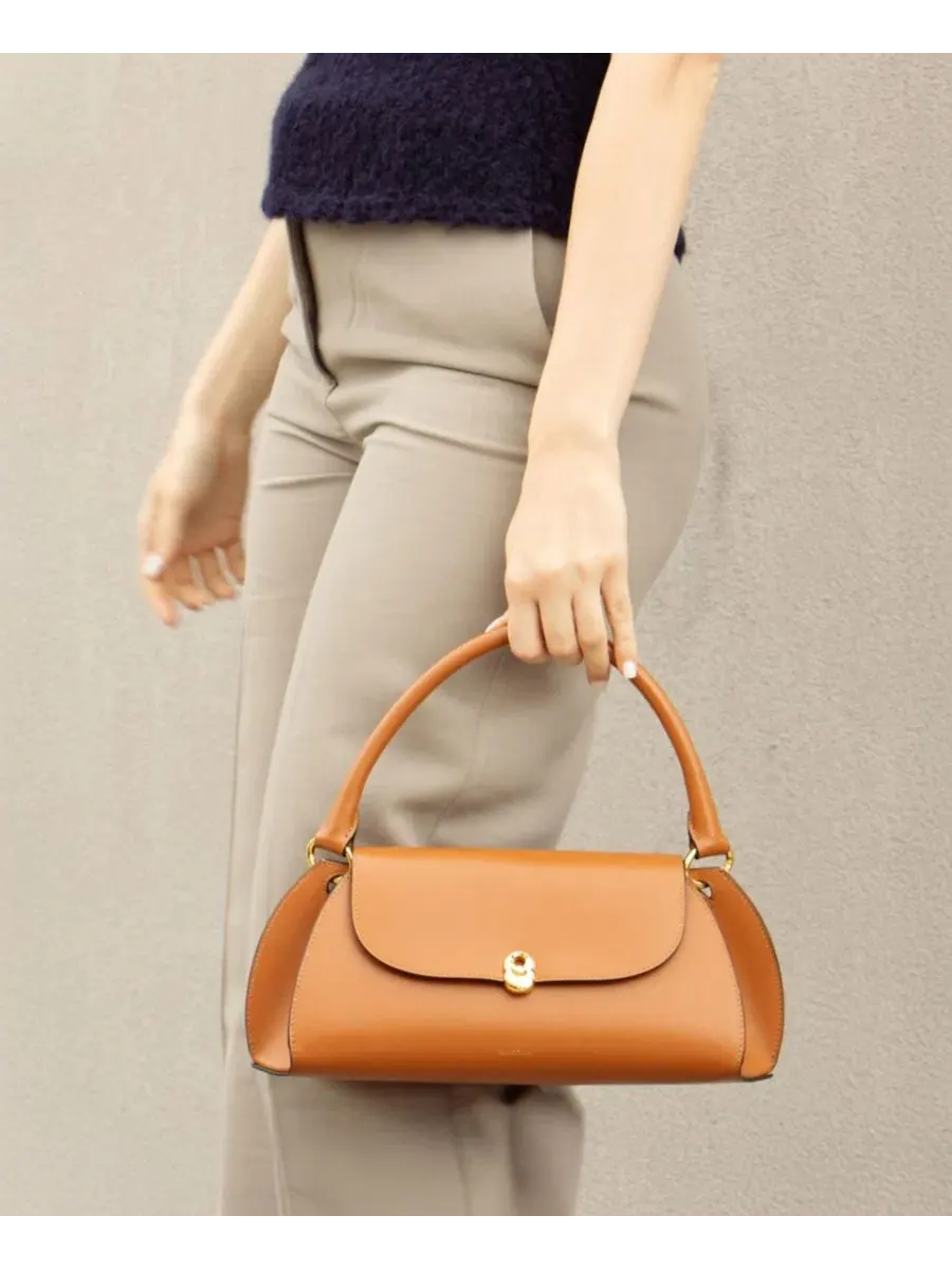 Сумка с клапаном Scallop Calf Leather Bag Noirgaze — изображение 6 из 7, бежевый