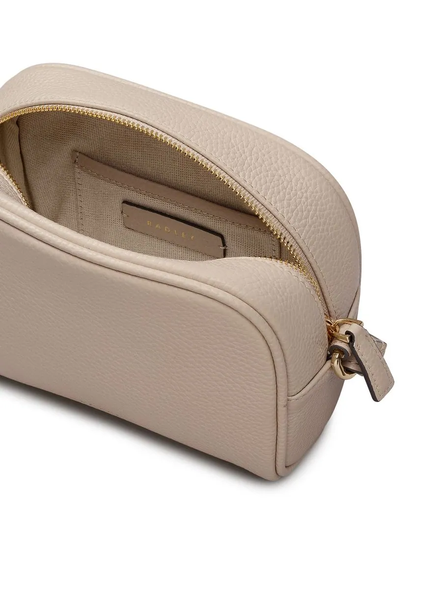 Повседневная маленькая сумка через плечо на молнии Radley London — изображение 3 из 3, боровик