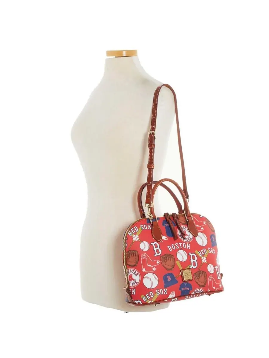 Dooney & Bourke Сумка-мессенджер на молнии для игрового дня команды Boston Red Sox — 4