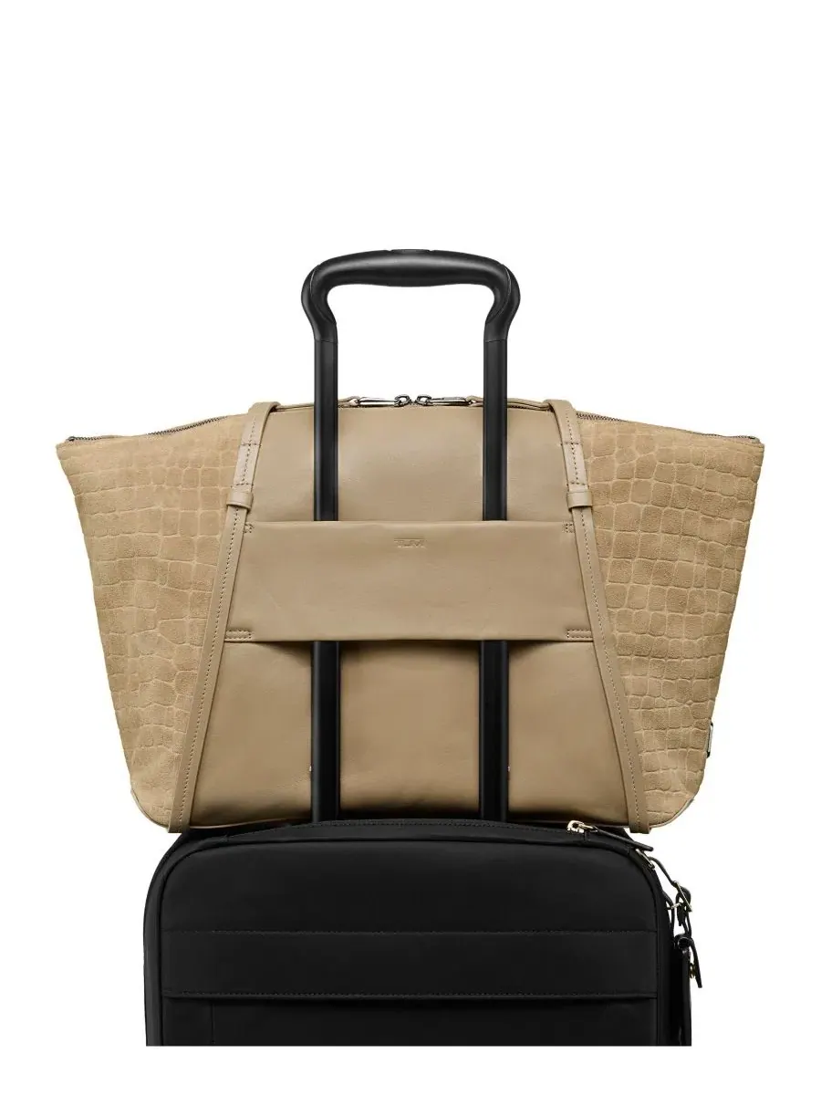 Сумка-шопер Voyageur Q Tote TUMI, Wheat Croc Suede — изображение 4 из 5