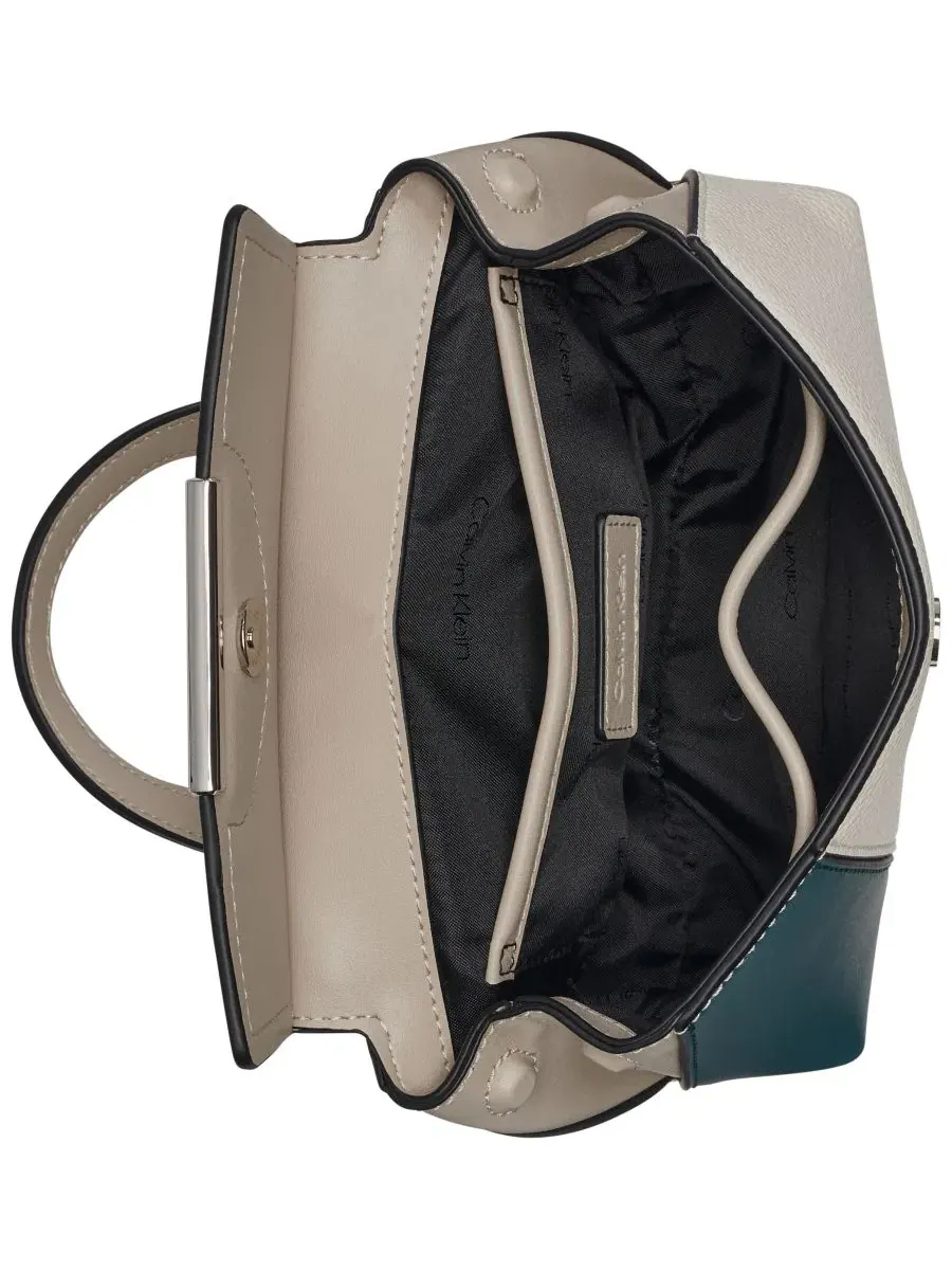 Сумка через плечо мини Arabella Crossbody Calvin Klein, Dune Dark Teal Cherub — изображение 4 из 5