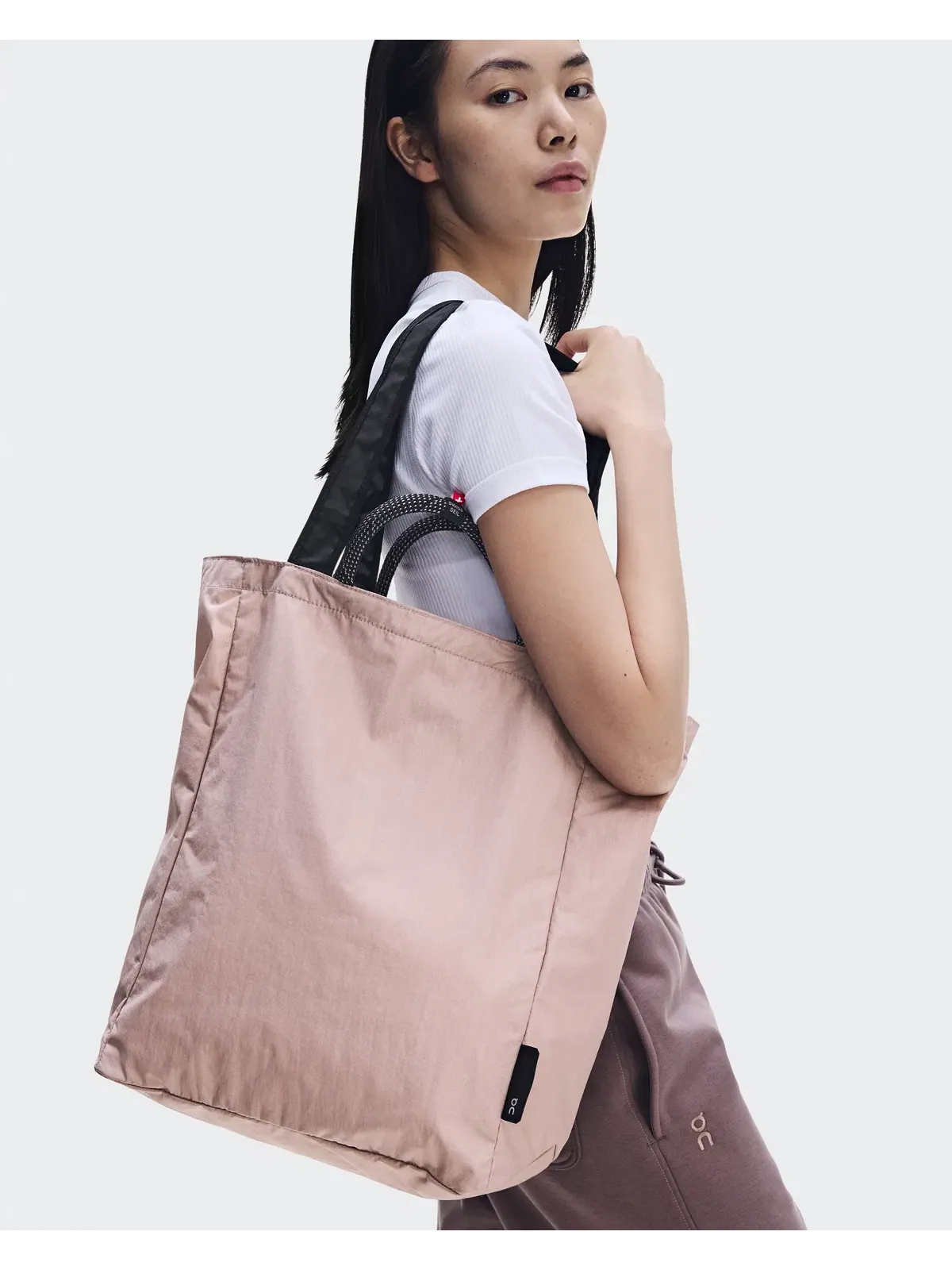 Сумка-шопер 25 л водоотталкивающая с отделением для ноутбука Tote Pack On — изображение 4 из 9, черный