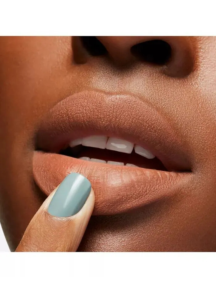 Чернильная губная помада Locked Kiss Mac, цвет Posh (Deep Nude) — изображение 5 из 8