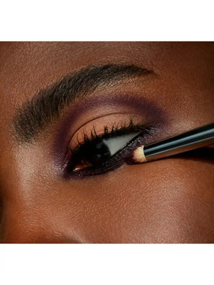 Мягкие матовые тени для век Powder Kiss Mac, цвет P For Potent (deep plum) — изображение 4 из 8