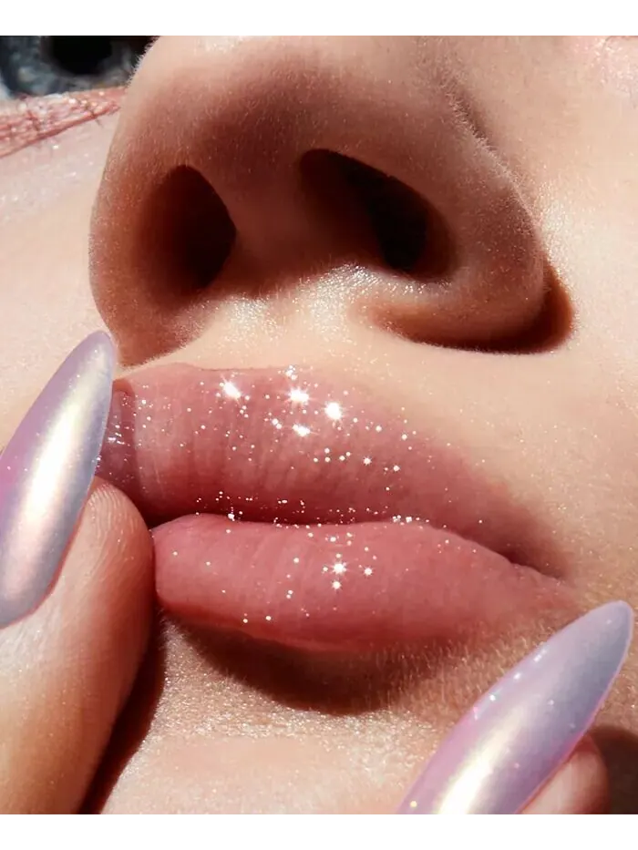 Блеск для губ Supple Kiss Lip Glaze, 0,1 унции Kylie Cosmetics, цвет Lover Girl (sheer berry) — изображение 4 из 9