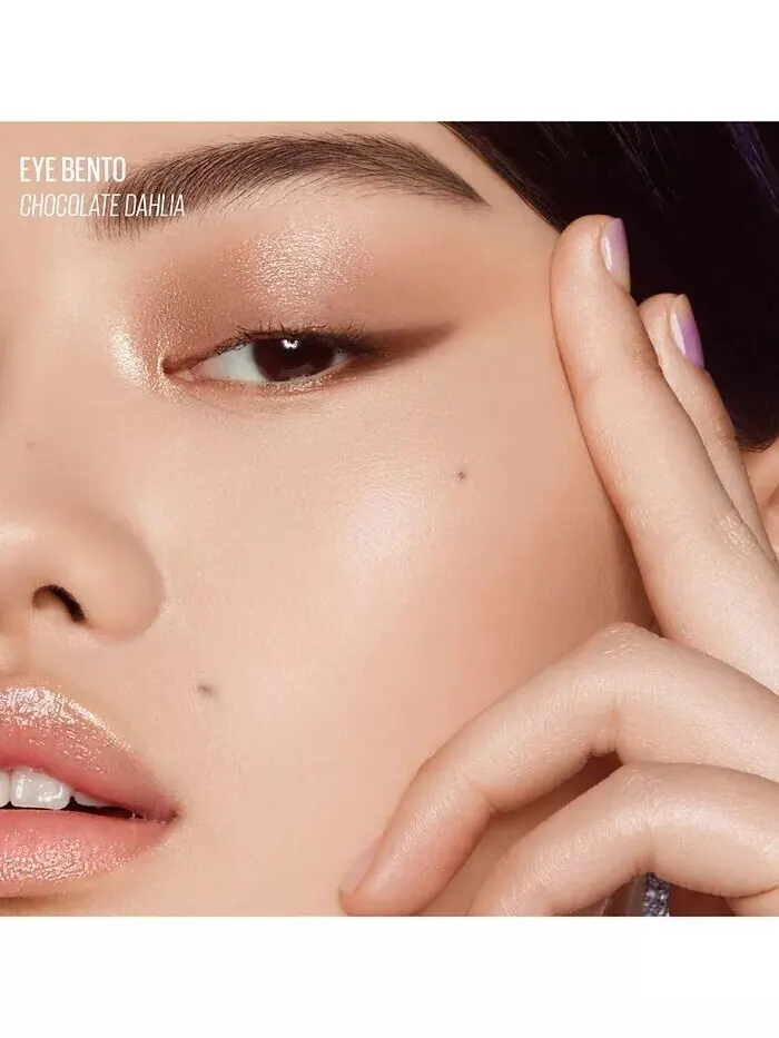 Трио теней для век Bento Bouncy Eyeshadow Kaja, цвет COLD BREW EINSPÄNNER — изображение 2 из 5