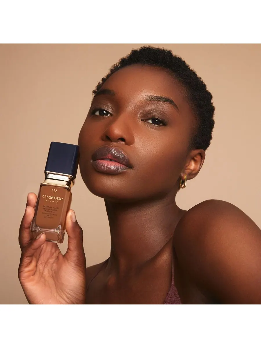 Тональный крем Radiant Fluid Foundation Natural SPF 25 Clé de Peau Beauté — изображение 8 из 10