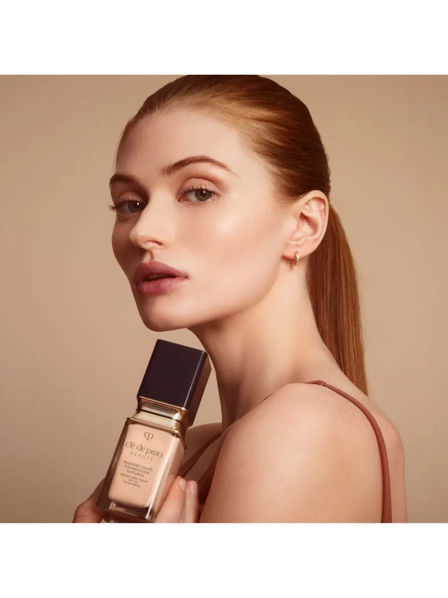 Тональный крем Radiant Fluid Foundation Natural SPF 25 Clé de Peau Beauté — изображение 6 из 10