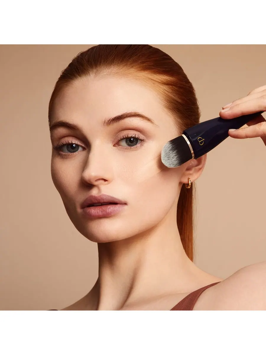 Тональный крем Radiant Fluid Foundation Natural SPF 25 Clé de Peau Beauté — изображение 7 из 10