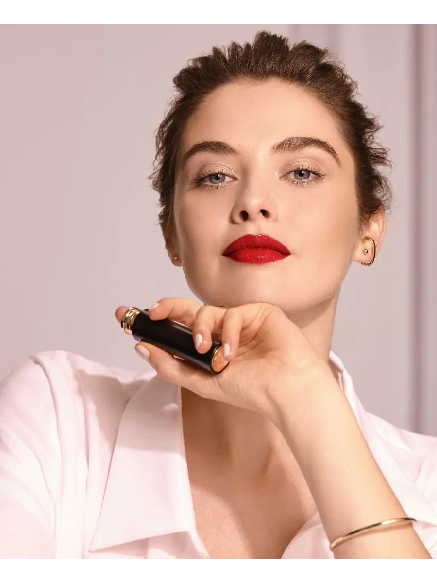 Кремовая помада L'Absolu Rouge Lancôme, цвет 132-caprice-de-rouge — изображение 5 из 8