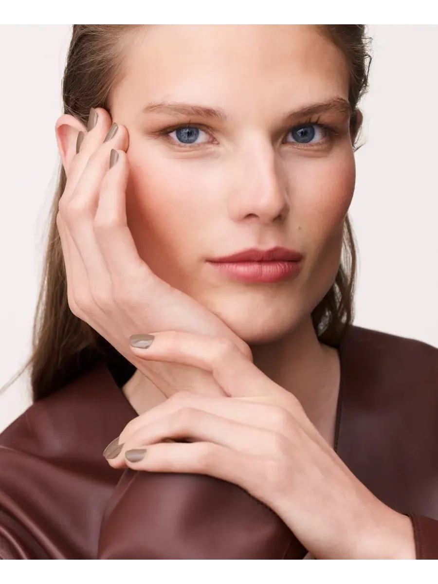 Эмаль для ногтей Les Mains Hermès, 0,5 унции, 80 Gris Etoupe — изображение 6 из 10