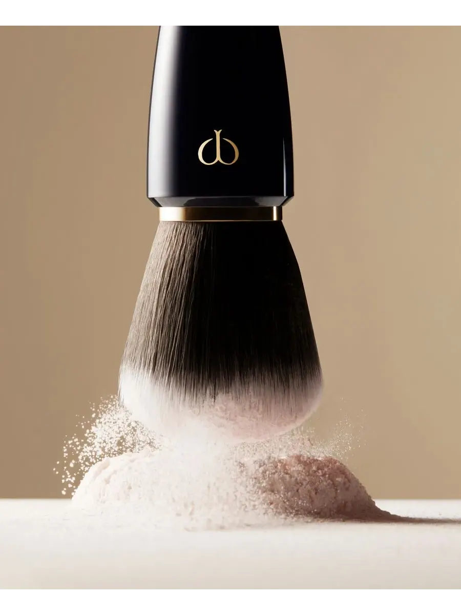 Полупрозрачная рассыпчатая пудра Clé de Peau Beauté — изображение 6 из 7
