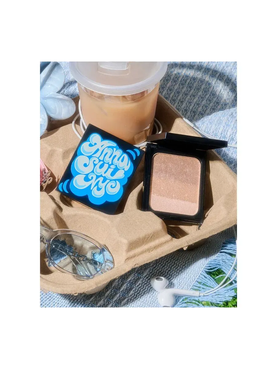 Палетка для макияжа Shimmering Powder NYC Collection Anna Sui, 8 г — изображение 7 из 8