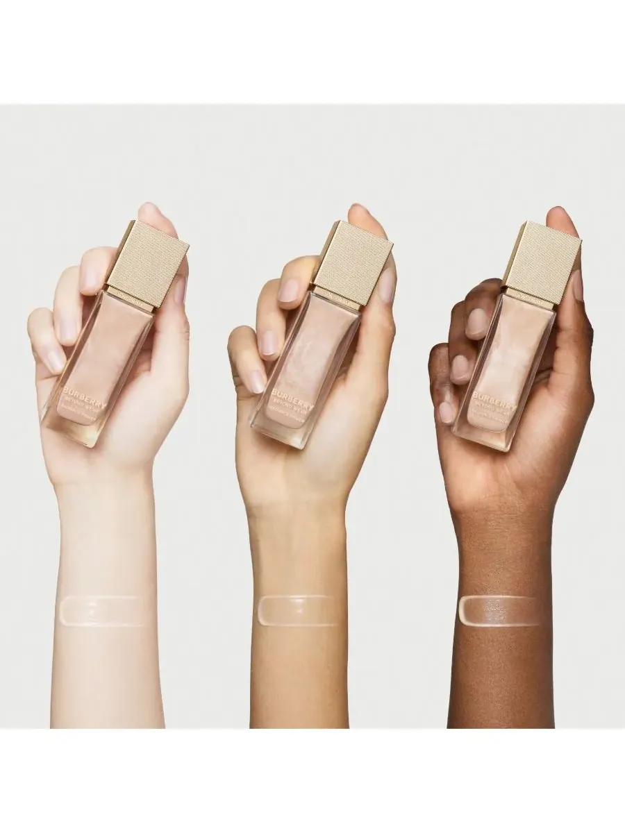 Burberry Праймер Beyond Wear Radiance, 1 унция — изображение 4 из 10
