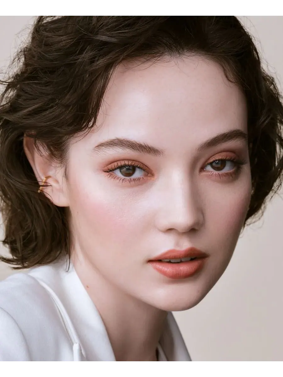 Полупрозрачный рассыпчатый порошок для заправки Clé de Peau Beauté, светлый-medium — изображение 3 из 10