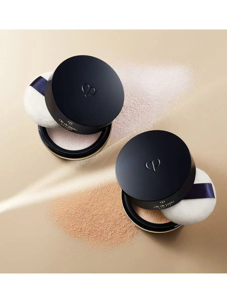 Полупрозрачный рассыпчатый порошок для заправки Clé de Peau Beauté, светлый-medium — изображение 5 из 10
