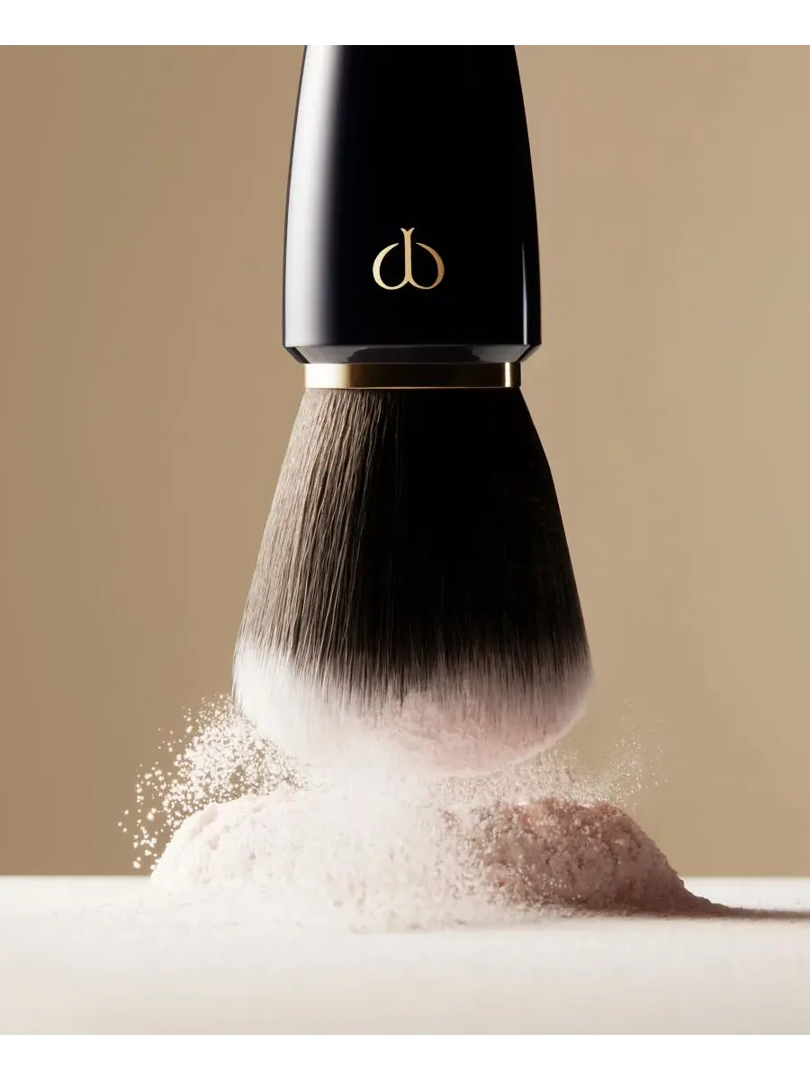 Полупрозрачный рассыпчатый порошок для заправки Clé de Peau Beauté, светлый-medium — изображение 6 из 10
