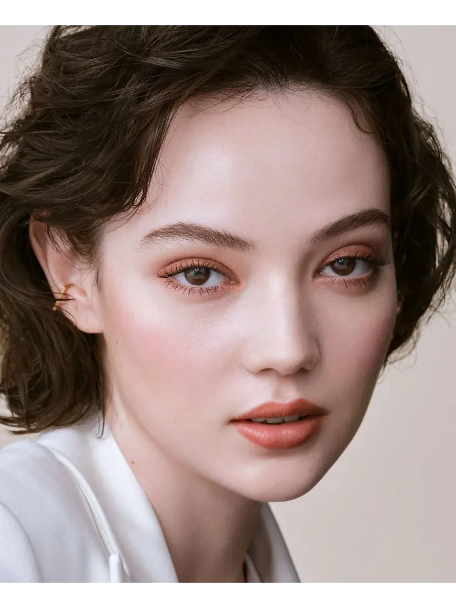 Полупрозрачный рассыпчатый порошок для заправки Clé de Peau Beauté, светлый-medium — изображение 10 из 10