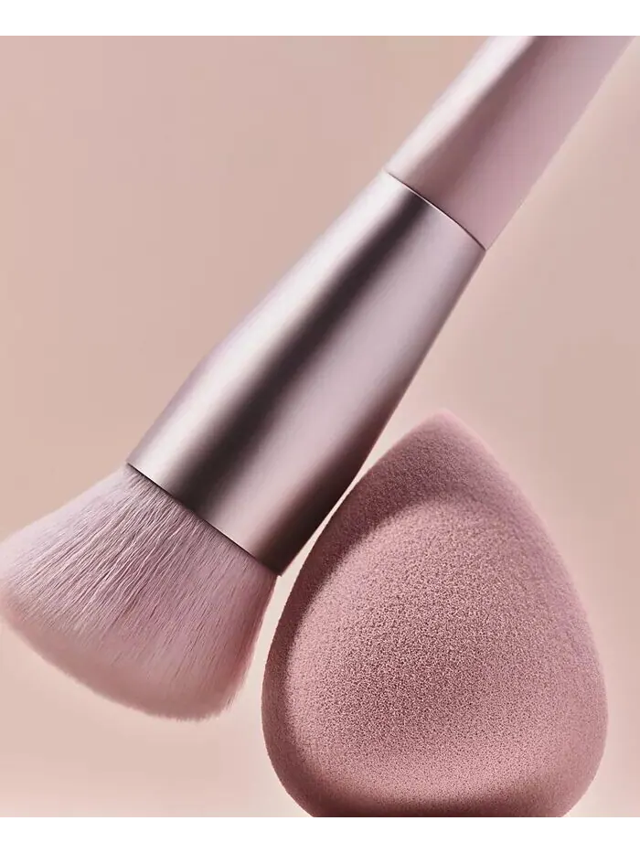 Кисть для тонального крема Kylie Cosmetics — изображение 3 из 5