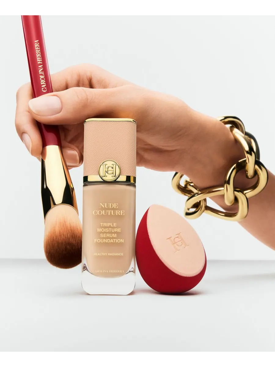 Кисть для нанесения тонального крема Carolina Herrera, — изображение 3 из 3