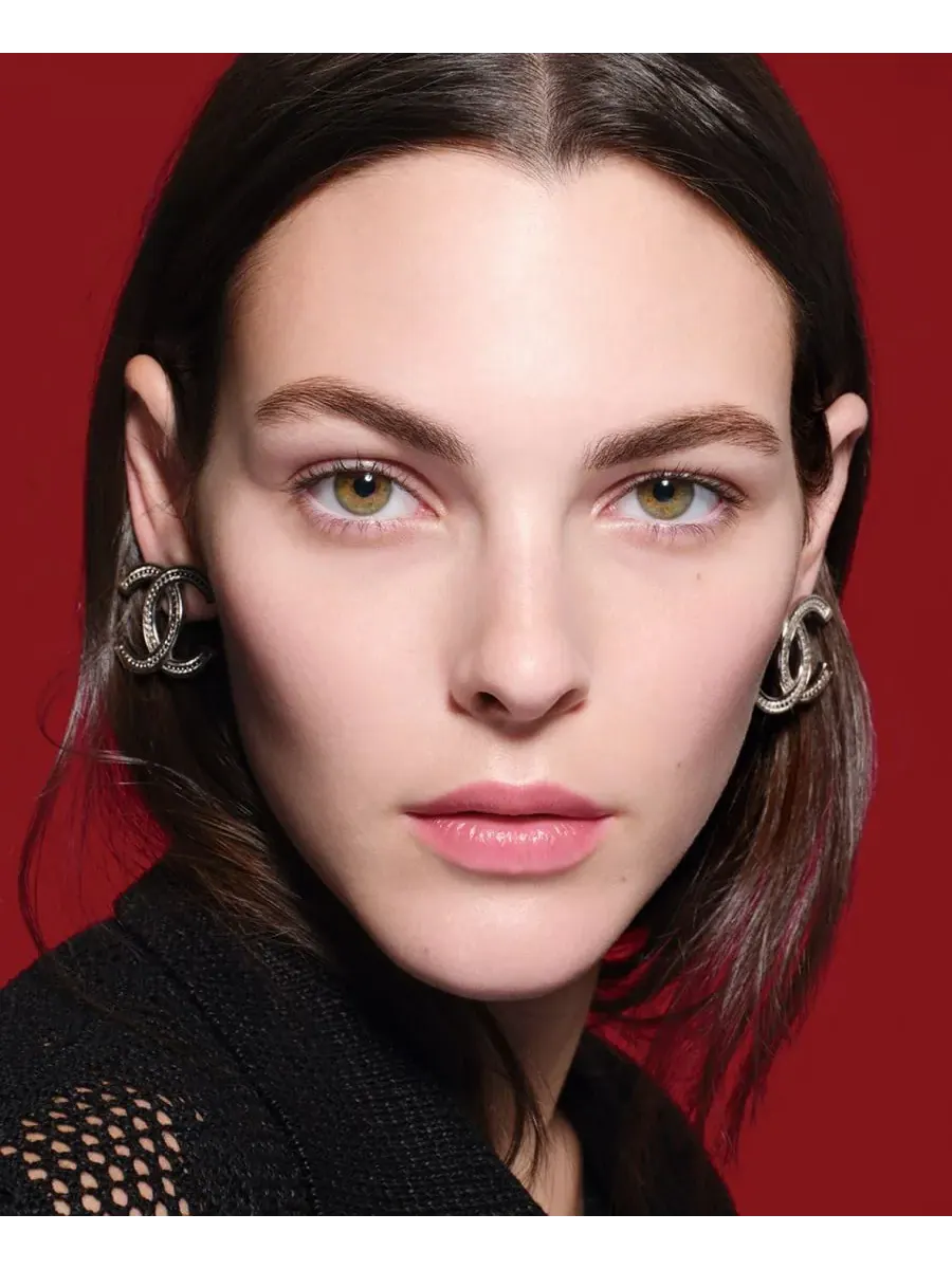 CHANEL Защищает - Успокаивает - Придает сияние — изображение 3 из 8