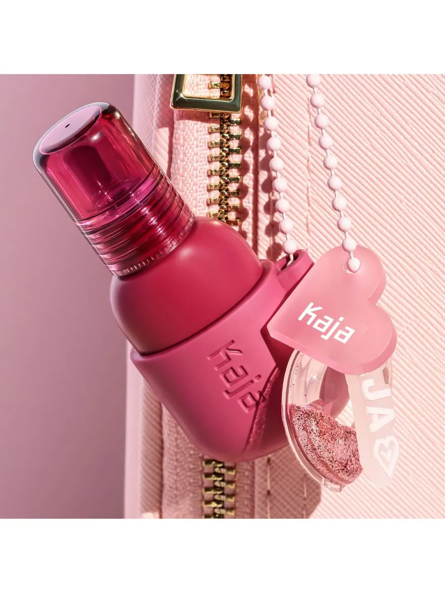 Блестящая помада и румяна Jelly Charm с брелоком, 0,17 унции Kaja, цвет berry colada — изображение 9 из 10