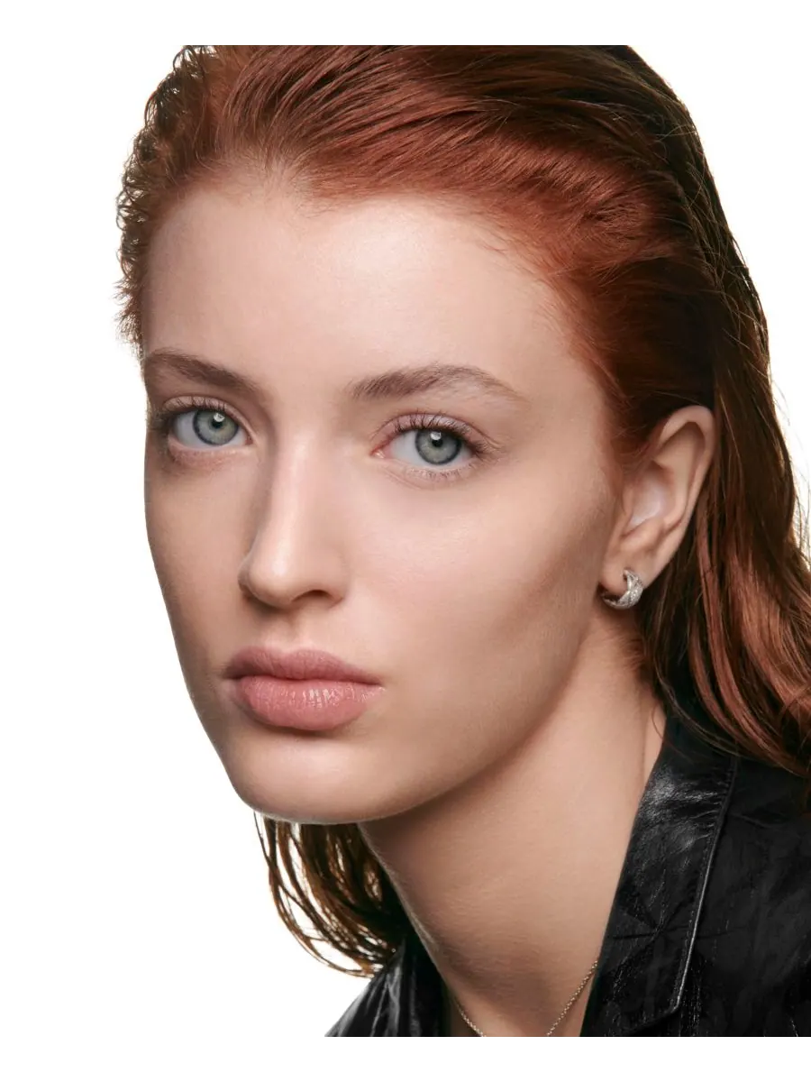 Тональная основа CHANEL Les Beiges Water-Fresh Tint, оттенок BR22 — изображение 3 из 6