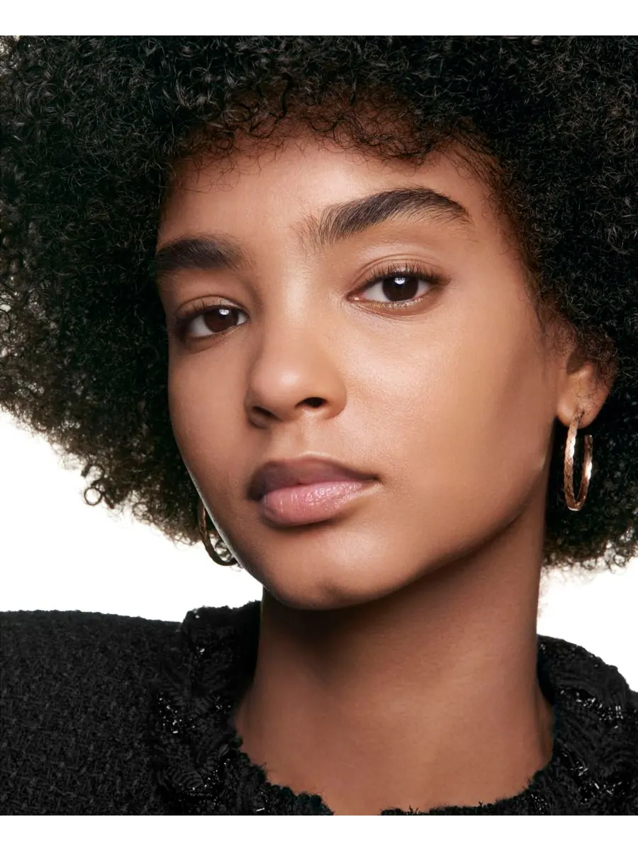 Тональная основа CHANEL с эффектом сияния и увлажнения — изображение 3 из 6