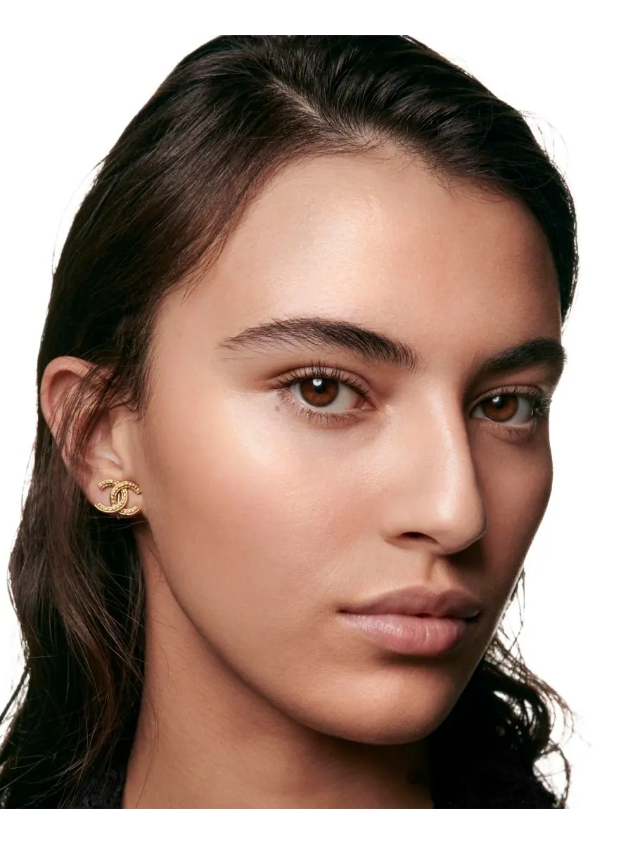 Освещает - Увлажняет - Защищает CHANEL, цвет br172 — изображение 3 из 6