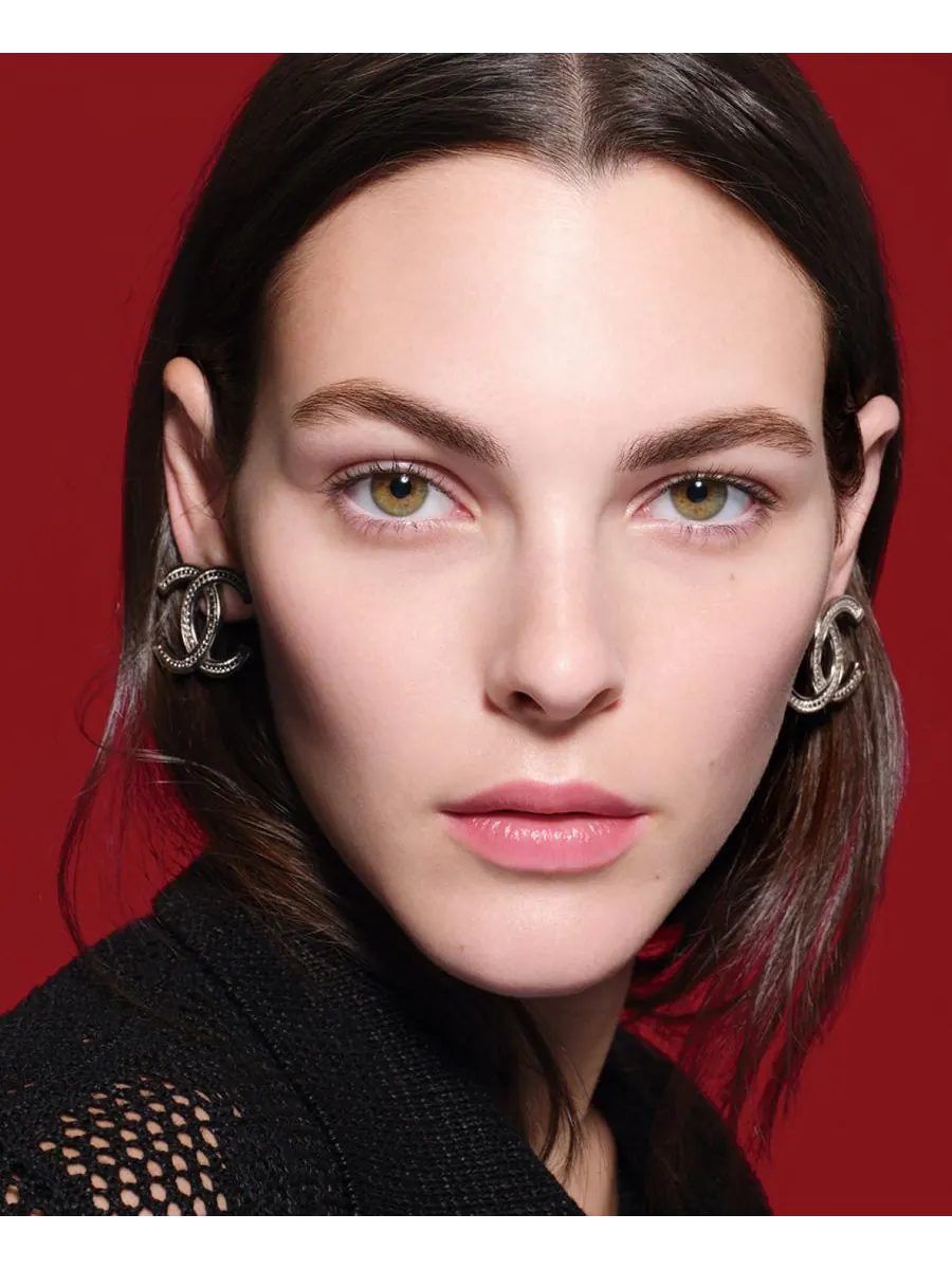 Освещает - Увлажняет - Защищает CHANEL, цвет bd01 — изображение 3 из 9