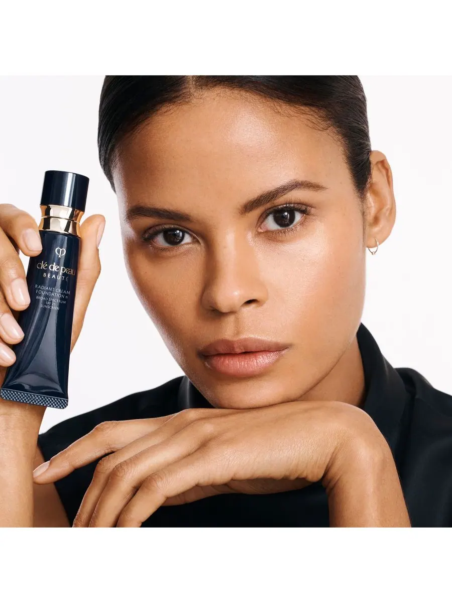 Тональный крем Radiant Cream Foundation SPF 25, 0,88 унции Clé de Peau Beauté, цвет b100 — изображение 5 из 10