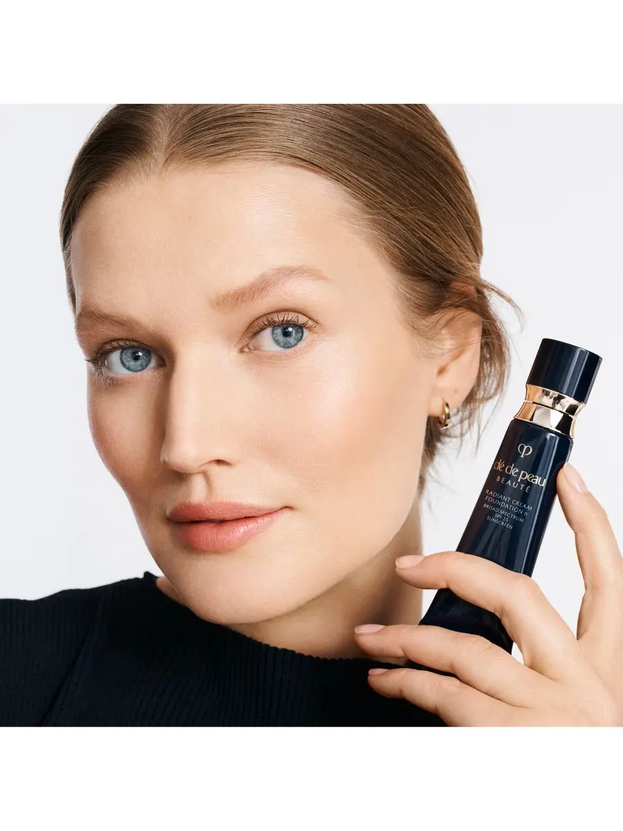 Тональный крем Radiant Cream Foundation SPF 25, 0,88 унции Clé de Peau Beauté, цвет b50 — изображение 6 из 10