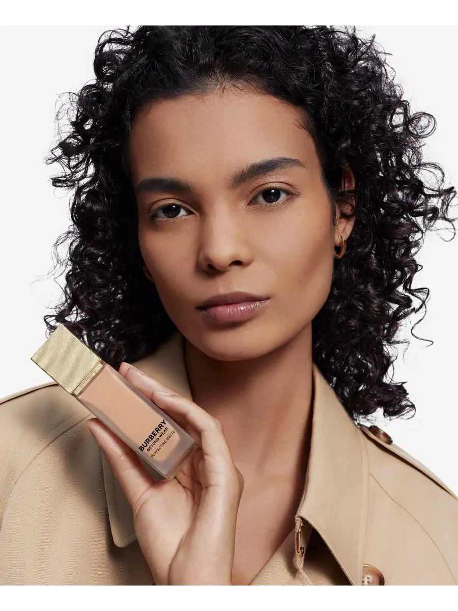Тональный крем Beyond Wear Perfecting Matte Foundation, 1 унция Burberry, 60 Medium Warm — изображение 9 из 10
